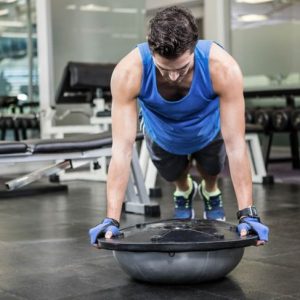 Esercizi con la palla BOSU per aumentare la forza e l’equilibrio